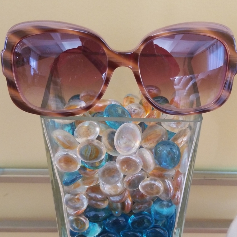 Authentic Gucci sunnies - Picture 3 of 8